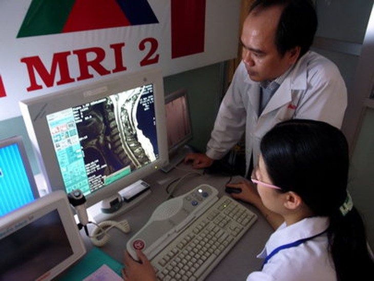 Tê bì, đau nhức bàn tay, đau hơn về đêm có thể là triệu chứng của bệnh gì? - Ảnh 3.