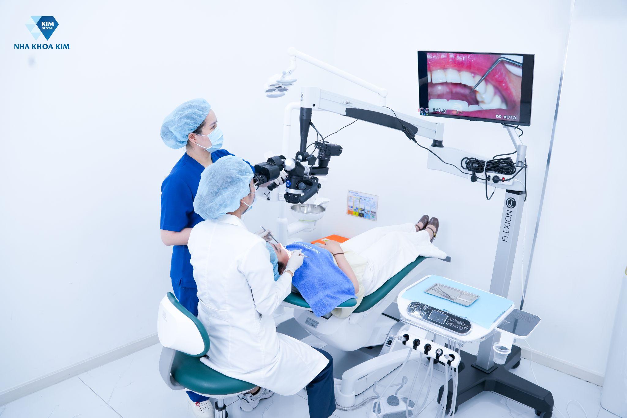 Kính hiển vi nha khoa giúp đảm bảo độ khít sát và thẩm mỹ hoàn hảo cho từng ca bọc sứ.