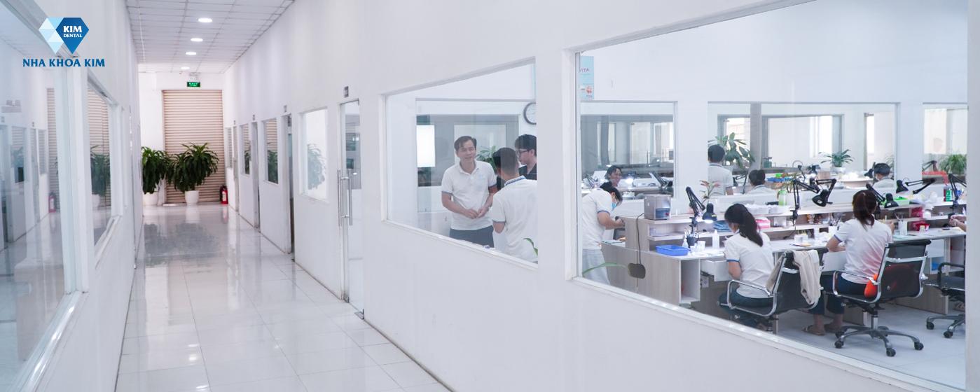 Nhà máy Labo nội bộ quy mô 2.000m2 giúp kiểm soát 100% nguồn gốc và chất lượng sứ.