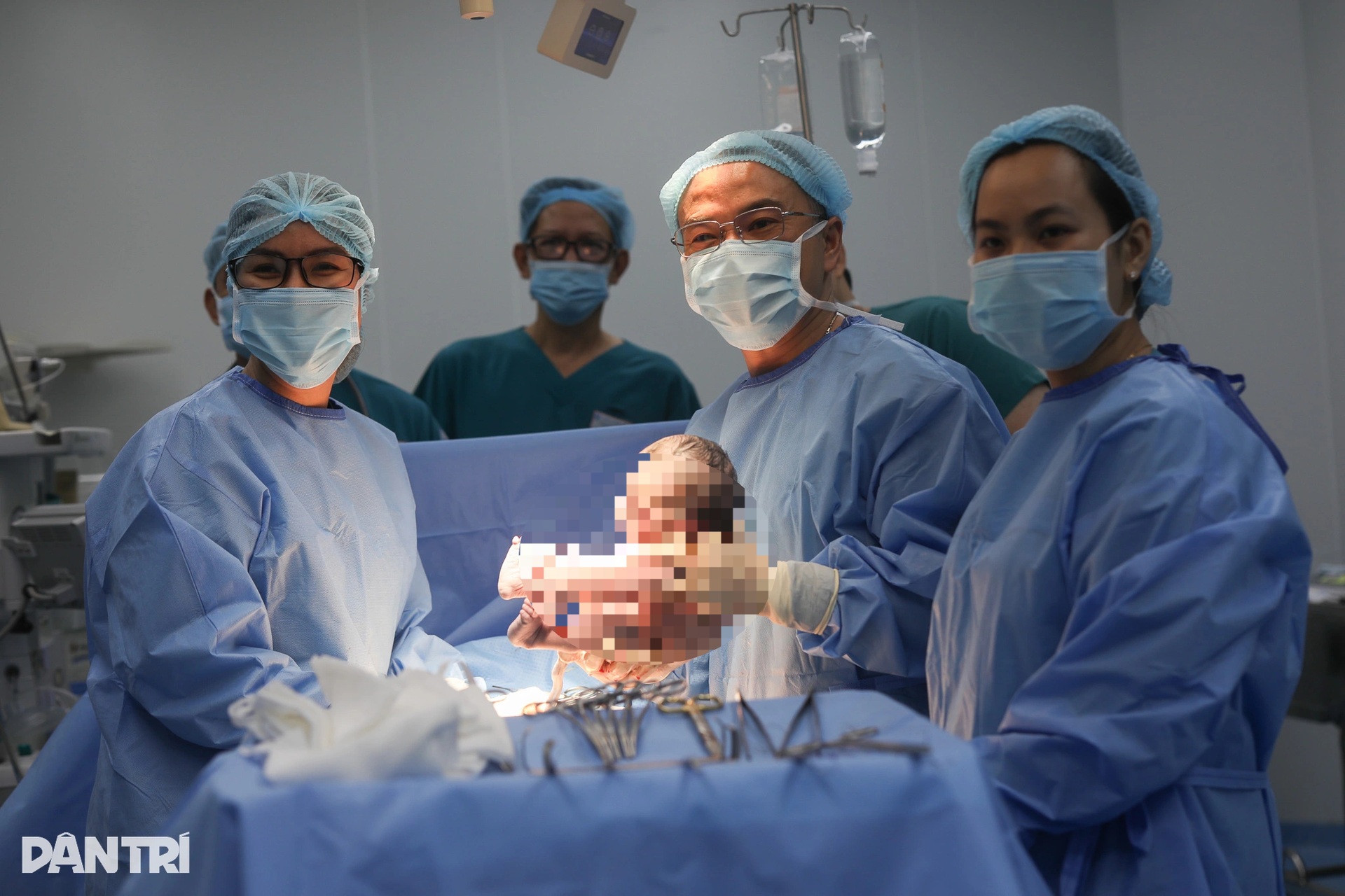 Hành trình chạy ghe đi sinh lúc 2h sáng và ca mổ cứu mẹ con tại Cần Giờ - 10 Hành trình chạy ghe đi sinh lúc 2h sáng và ca mổ cứu mẹ con tại Cần Giờ - 10