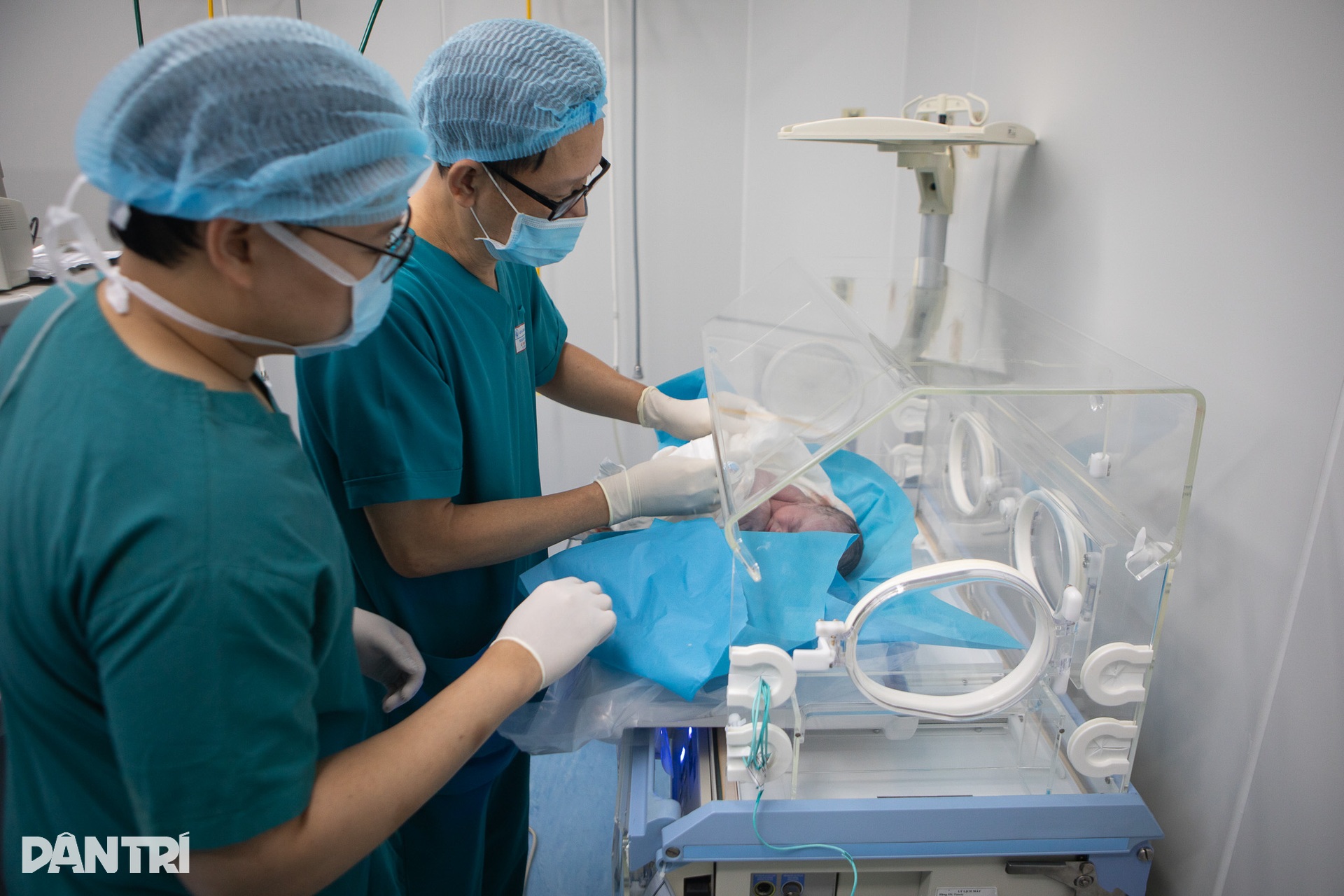 Hành trình chạy ghe đi sinh lúc 2h sáng và ca mổ cứu mẹ con tại Cần Giờ - 11 Hành trình chạy ghe đi sinh lúc 2h sáng và ca mổ cứu mẹ con tại Cần Giờ - 11