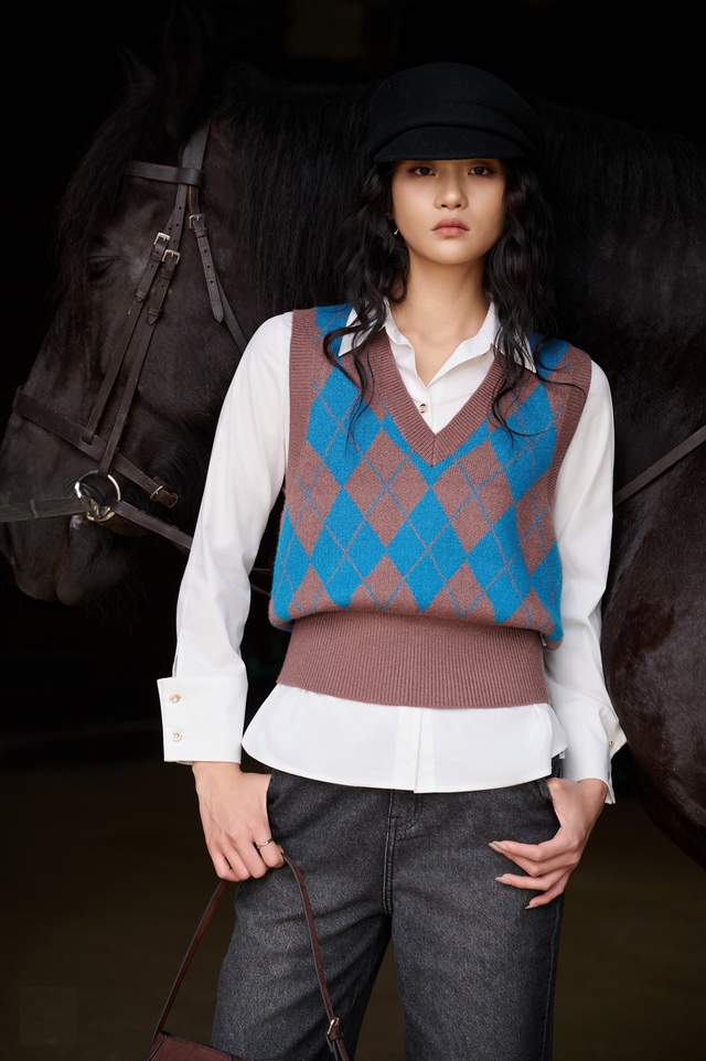 Phối đồ xếp lớp mùa đông chuẩn xu hướng, sang trọng với sơ mi trắng - Ảnh 7.