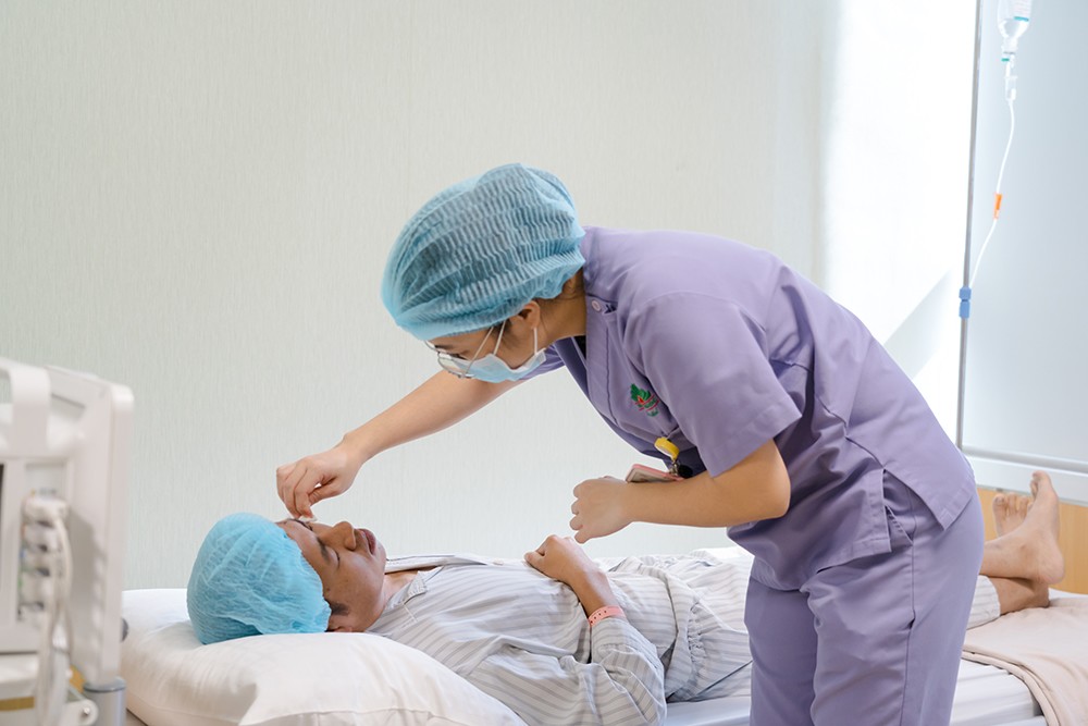 Ca ghép giác mạc đầu tiên bằng Femto LDV Z8 tại Việt Nam