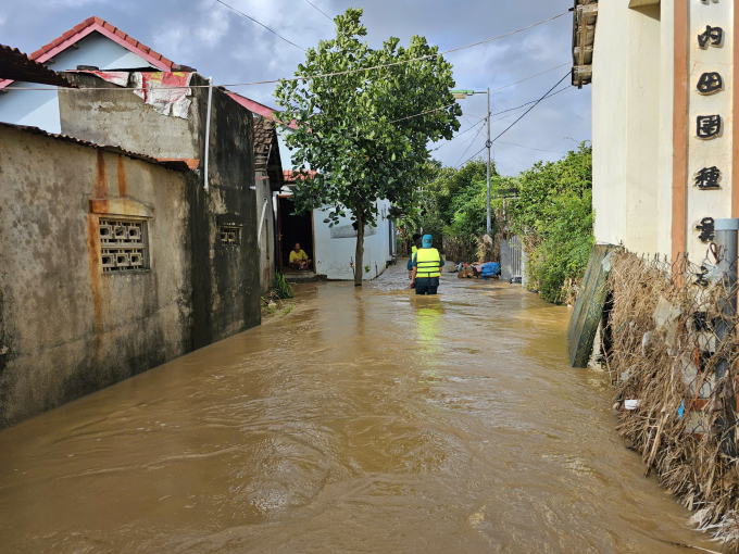 Lực lượng cứu hộ đi kêu gọi người dân phường Bắc Nha Trang di dời. Ảnh: Trung Ngọc