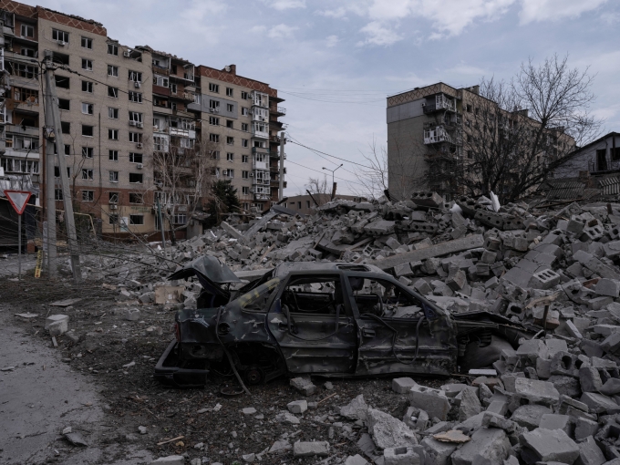 Chiếc xe bị phá hủy nằm bên đống đổ nát vì giao tranh ở thành phố Pokrovsk, tỉnh Donetsk hồi tháng 3. Ảnh: AFP