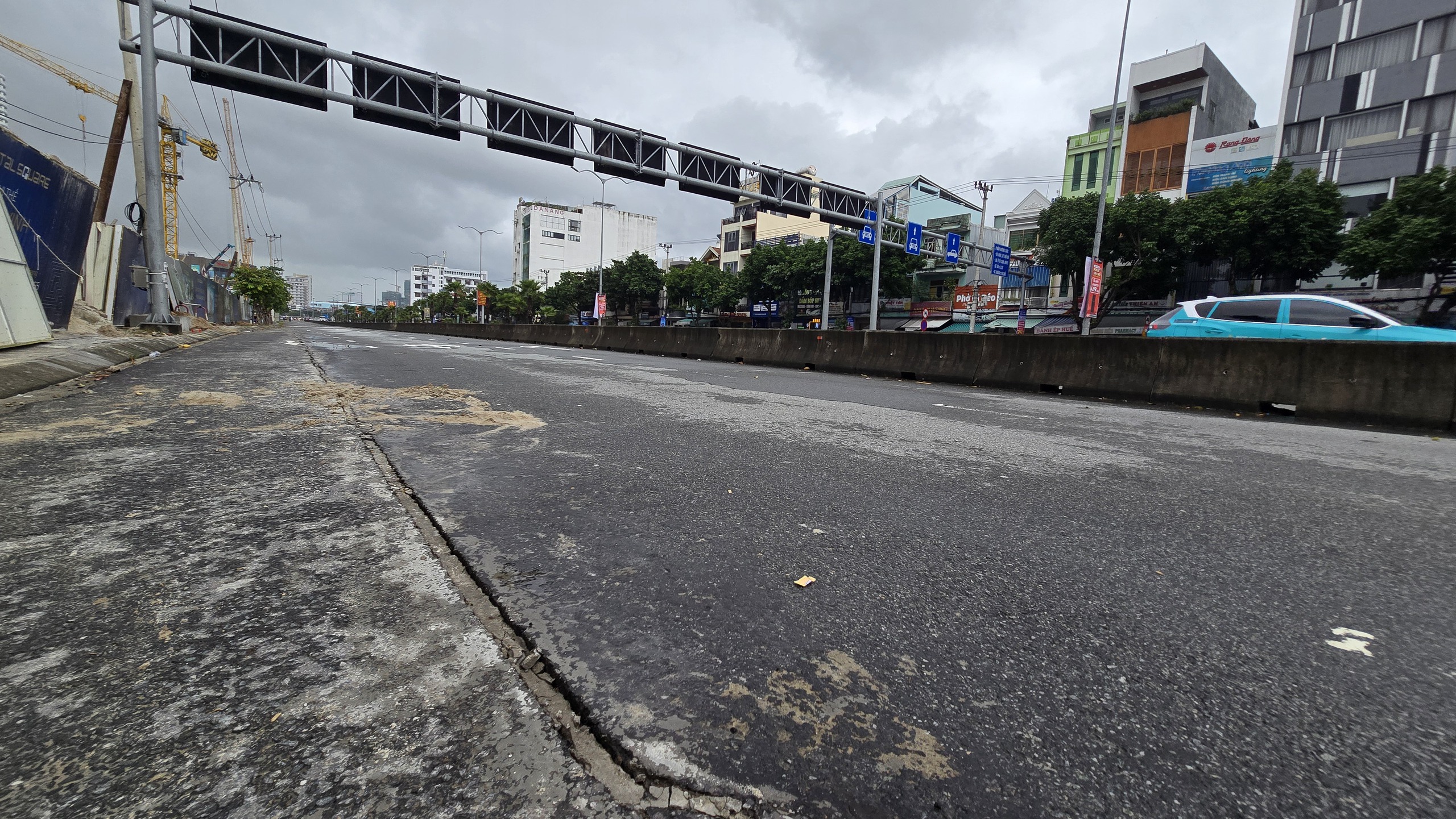 Vụ hố tử thần Đà Nẵng: Nguy cơ sụt lún trên đường Ngô Quyền - Ảnh 4.