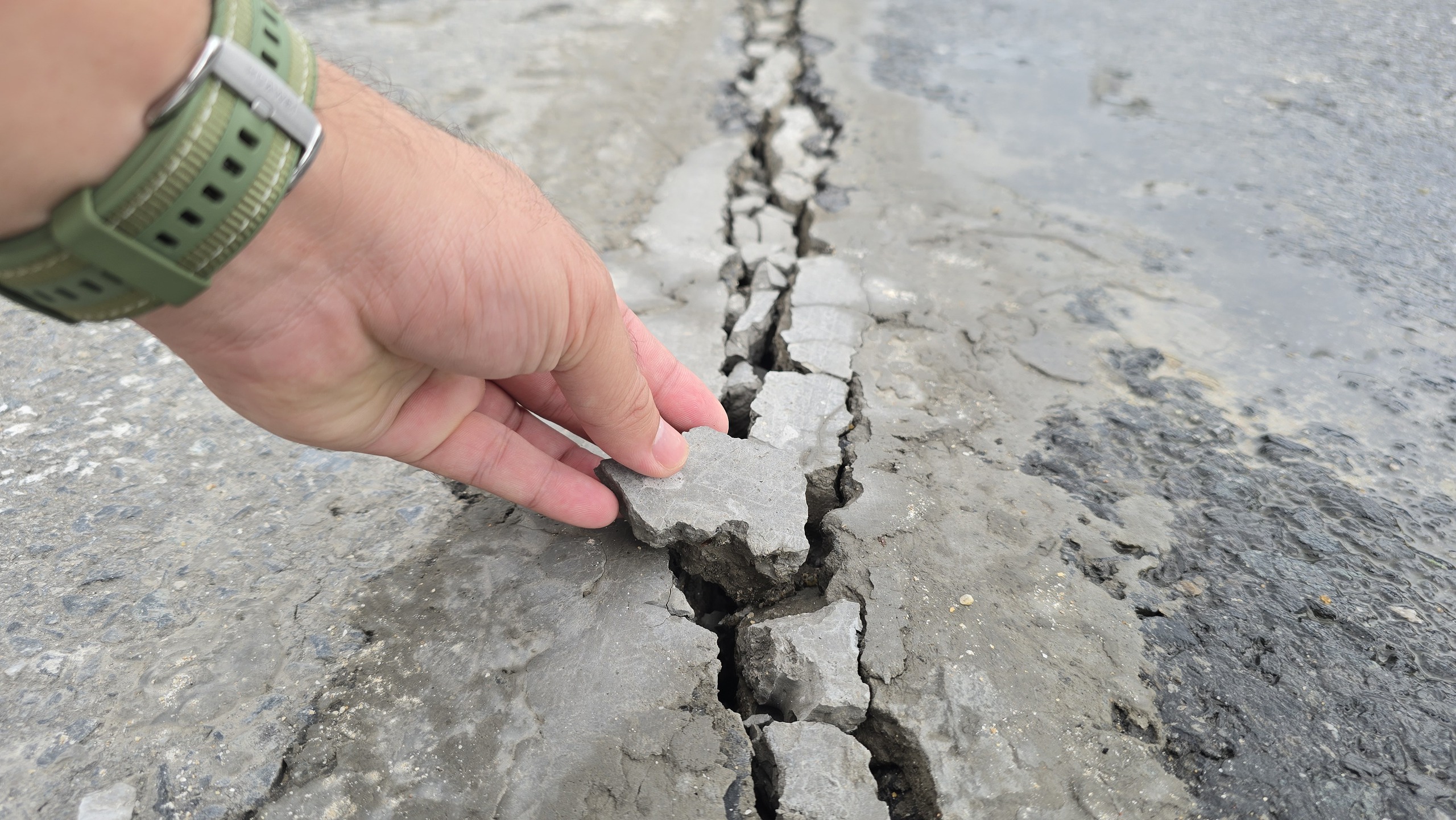 Vụ hố tử thần Đà Nẵng: Nguy cơ sụt lún trên đường Ngô Quyền - Ảnh 5.