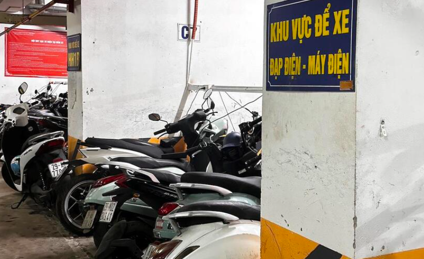Chung cư 40.000 dân ở Hà Nội cấm gửi xe điện: Cư dân bức xúc, luật sư chỉ ra điểm “vô lý”- Ảnh 2.