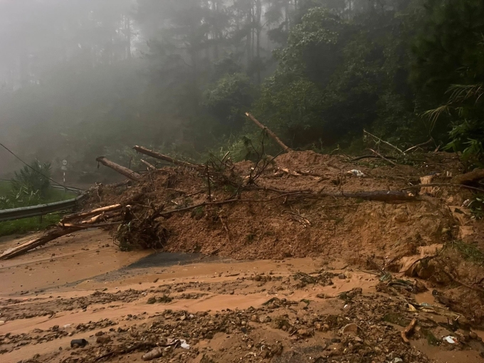 Sạt lở ở đèo Dran. Ảnh: Khánh Hương