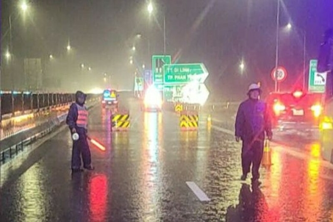 Lực lượng chức năng tạm đóng cao tốc Vĩnh Hảo - Phan Thiết bên hướng Bắc - Nam tại nút giao Ma Lâm (Hàm Thuận Bắc). Ảnh: Lý Trình