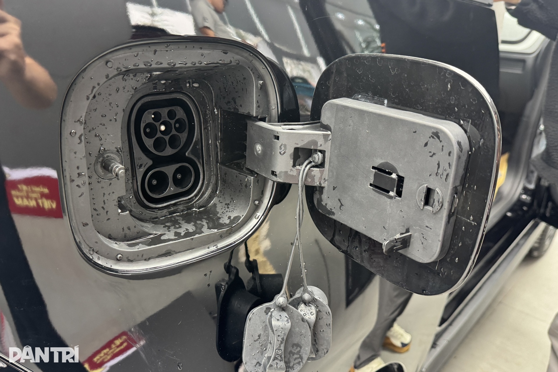 “Soi” ô tô điện rẻ nhất của VinFast mới về đại lý, có điểm nhỉnh hơn VF 3 - 14