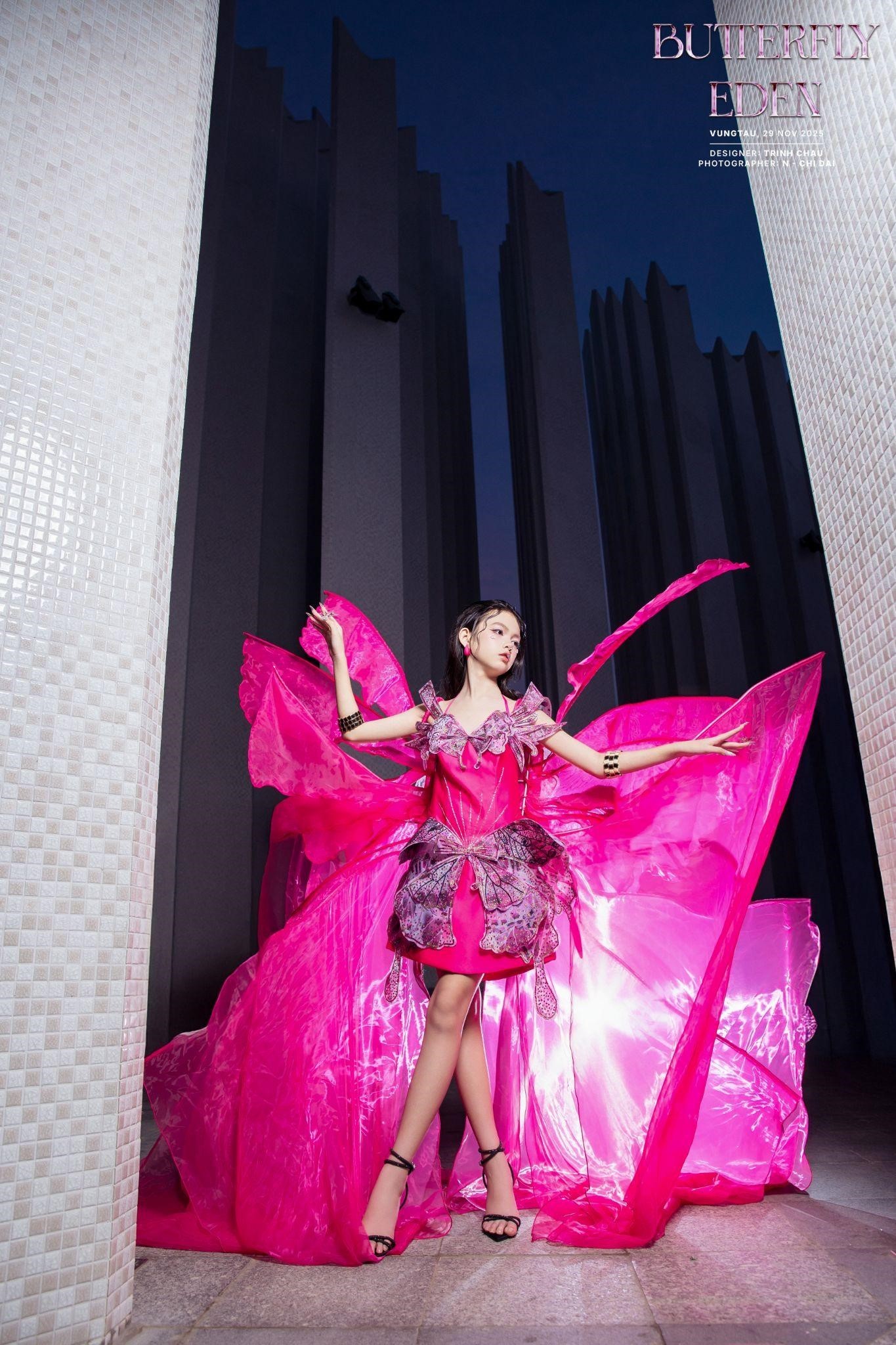 Vedette Sumi Hoàng Kim rực sáng trong Butterfly Eden tại Ocean Fest Fashion Show 2025 2 sumi-hoang-kim1-1764822529.jpg