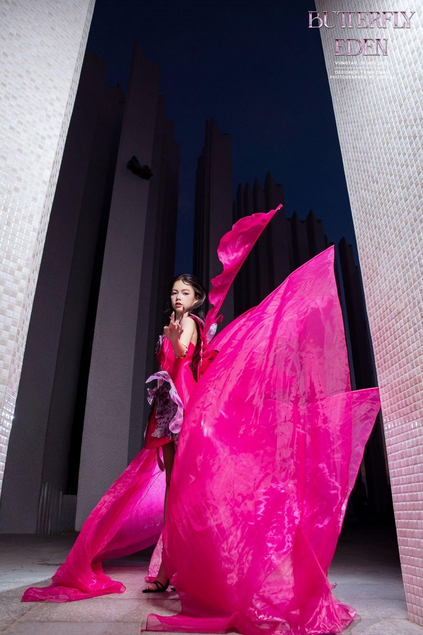 Vedette Sumi Hoàng Kim rực sáng trong Butterfly Eden tại Ocean Fest Fashion Show 2025 6 sumi-hoang-kim5-1764822529.jpg