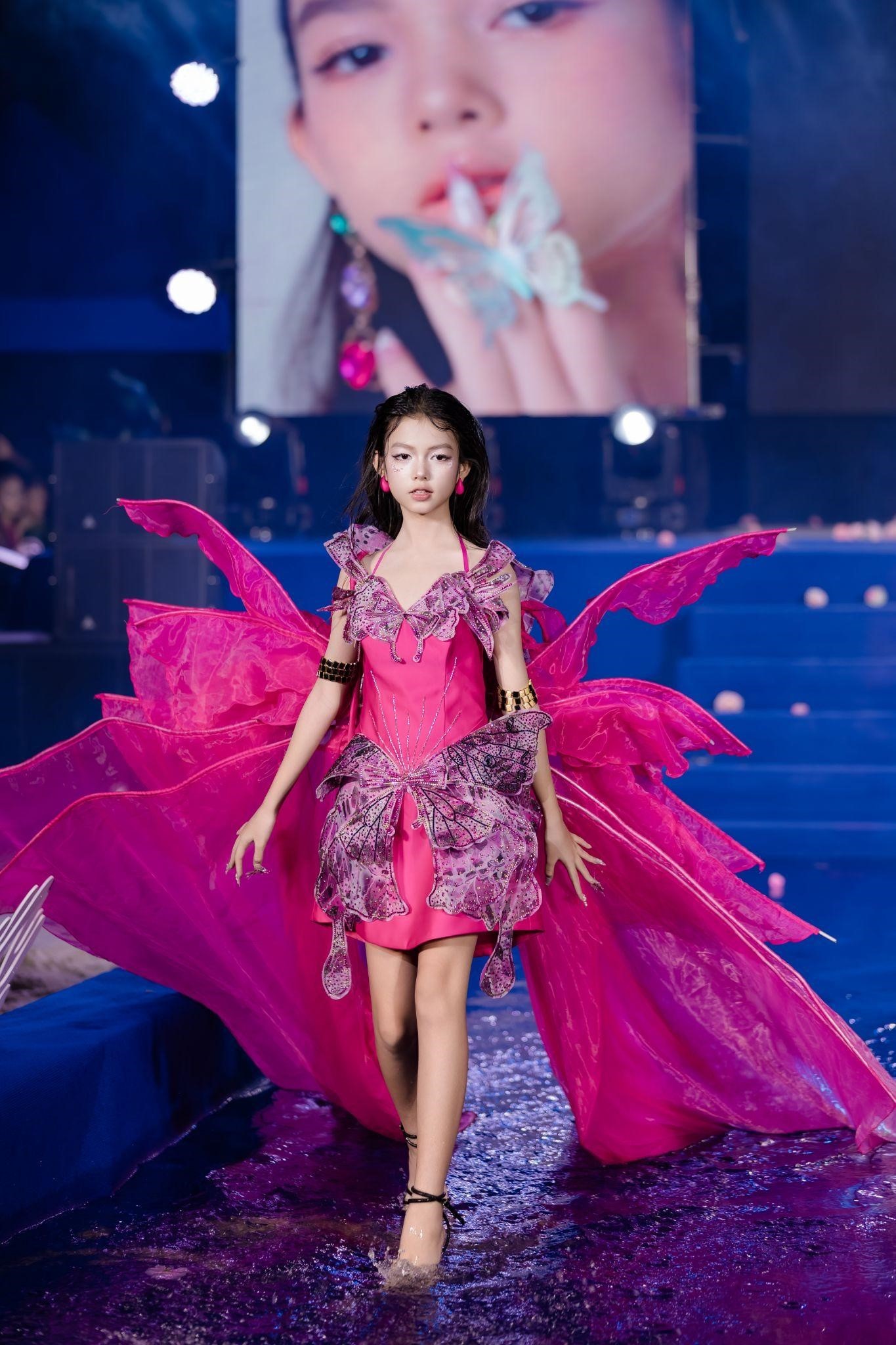 Vedette Sumi Hoàng Kim rực sáng trong Butterfly Eden tại Ocean Fest Fashion Show 2025 8 sumi-hoang-kim7-1764822530.jpg