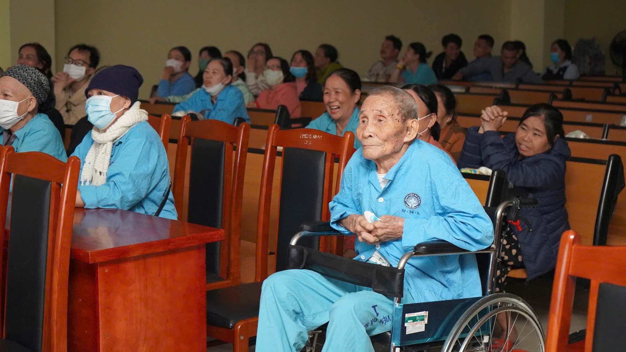 Cựu binh Thành cổ xem phim 'Mưa đỏ' ở bệnh viện, nghẹn ngào nhớ đồng đội- Ảnh 2. Cựu binh Thành cổ xem phim 'Mưa đỏ' ở bệnh viện, nghẹn ngào nhớ đồng đội- Ảnh 2.