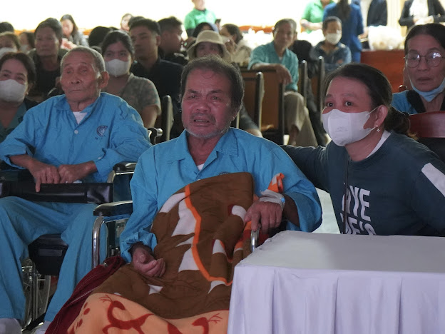 Cựu binh Thành cổ xem phim 'Mưa đỏ' ở bệnh viện, nghẹn ngào nhớ đồng đội- Ảnh 3. Cựu binh Thành cổ xem phim 'Mưa đỏ' ở bệnh viện, nghẹn ngào nhớ đồng đội- Ảnh 3.