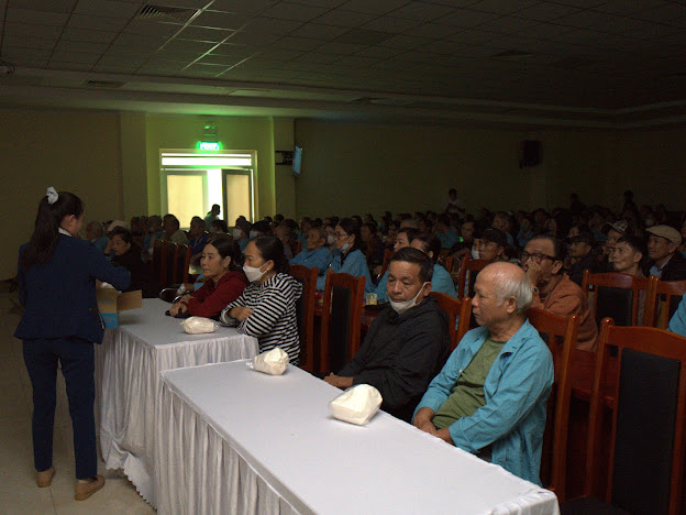 Cựu binh Thành cổ xem phim 'Mưa đỏ' ở bệnh viện, nghẹn ngào nhớ đồng đội- Ảnh 4. Cựu binh Thành cổ xem phim 'Mưa đỏ' ở bệnh viện, nghẹn ngào nhớ đồng đội- Ảnh 4.