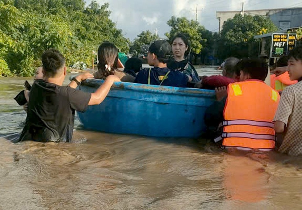 Lũ lên nhanh, người dân ở khu vực Bình Thuận bị cô lập cần cứu hộ - 2