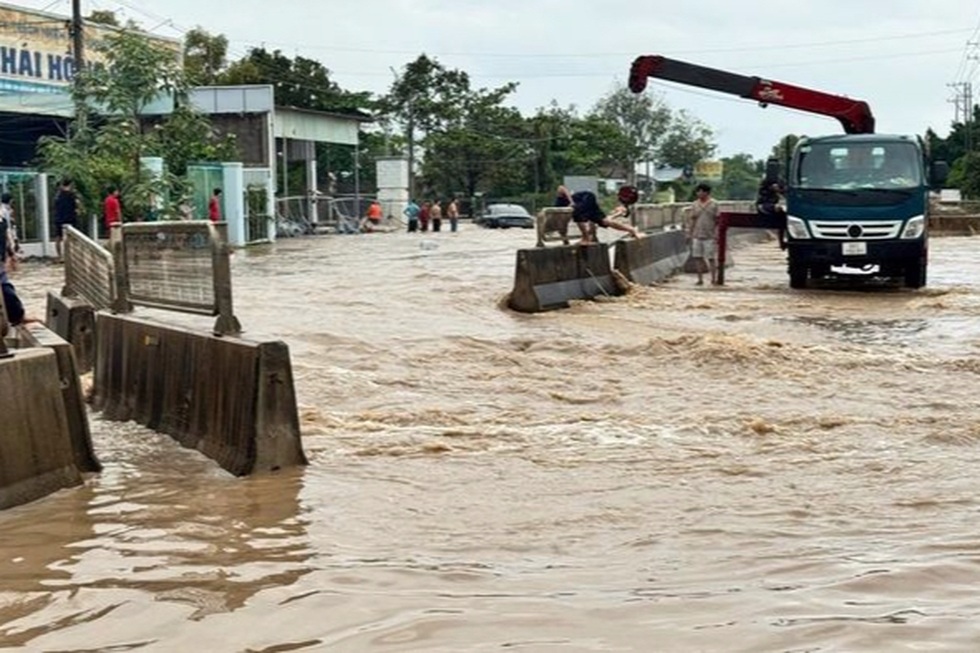 Lũ lên nhanh, người dân ở khu vực Bình Thuận bị cô lập cần cứu hộ - 3
