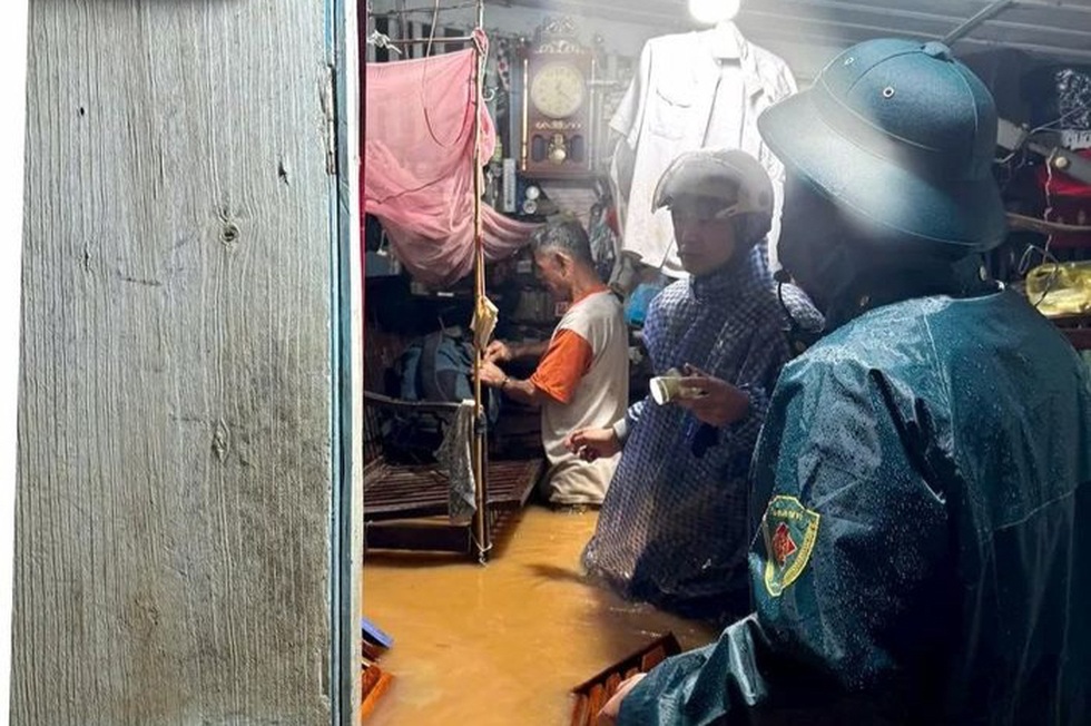 Lũ lên nhanh, người dân ở khu vực Bình Thuận bị cô lập cần cứu hộ - 4