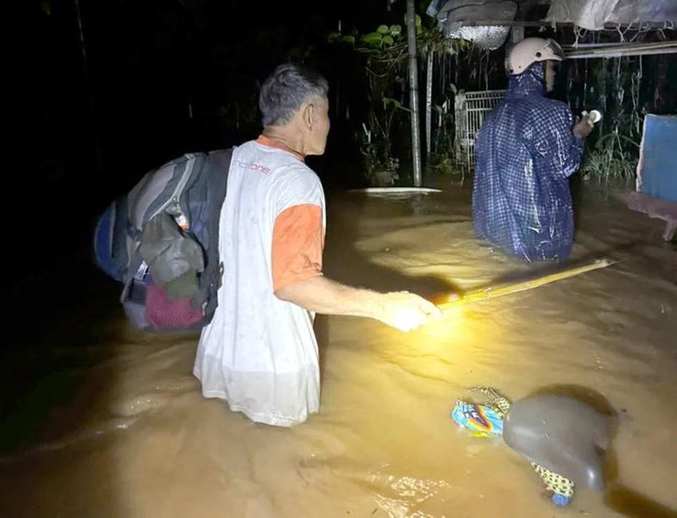 Lũ lên nhanh, người dân ở khu vực Bình Thuận bị cô lập cần cứu hộ - 5