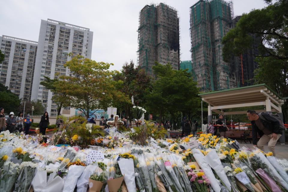 Cháy chung cư Hồng Kông: Nỗi tuyệt vọng của cụ ông khi vợ mắc kẹt trong lửa- Ảnh 1. Cháy chung cư Hồng Kông: Nỗi tuyệt vọng của cụ ông khi vợ mắc kẹt trong lửa- Ảnh 1.