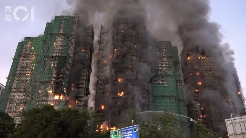 Cháy chung cư Hồng Kông: Nỗi tuyệt vọng của cụ ông khi vợ mắc kẹt trong lửa- Ảnh 2. Cháy chung cư Hồng Kông: Nỗi tuyệt vọng của cụ ông khi vợ mắc kẹt trong lửa- Ảnh 2.