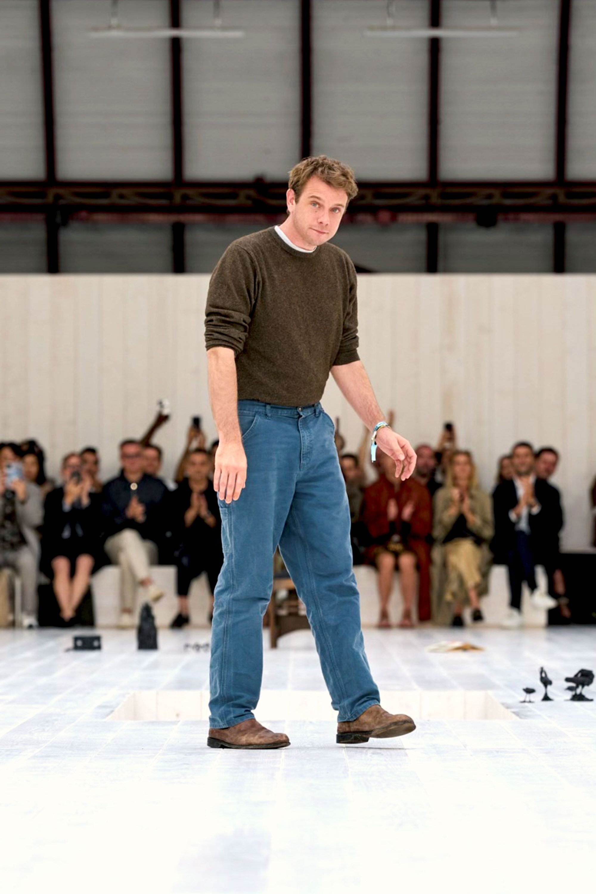 Giám đốc Dior vừa coi bói đã nhận quả ngọt: Jonathan Anderson trở thành Nhà Thiết Kế của năm- Ảnh 4. Giám đốc Dior vừa coi bói đã nhận quả ngọt: Jonathan Anderson trở thành Nhà Thiết Kế của năm- Ảnh 4.