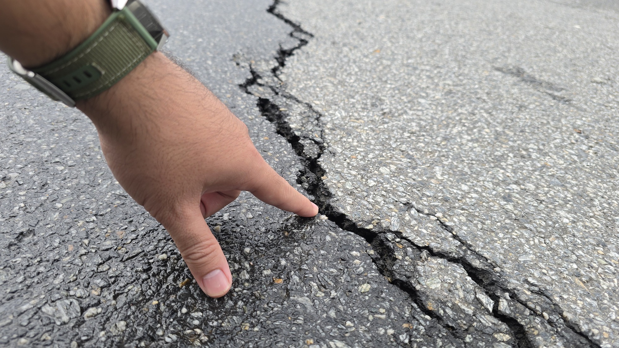 Vụ “hố tử thần” ở trung tâm Đà Nẵng: Tiếp tục phát hiện nhiều vết nứt trên mặt đường- Ảnh 3.