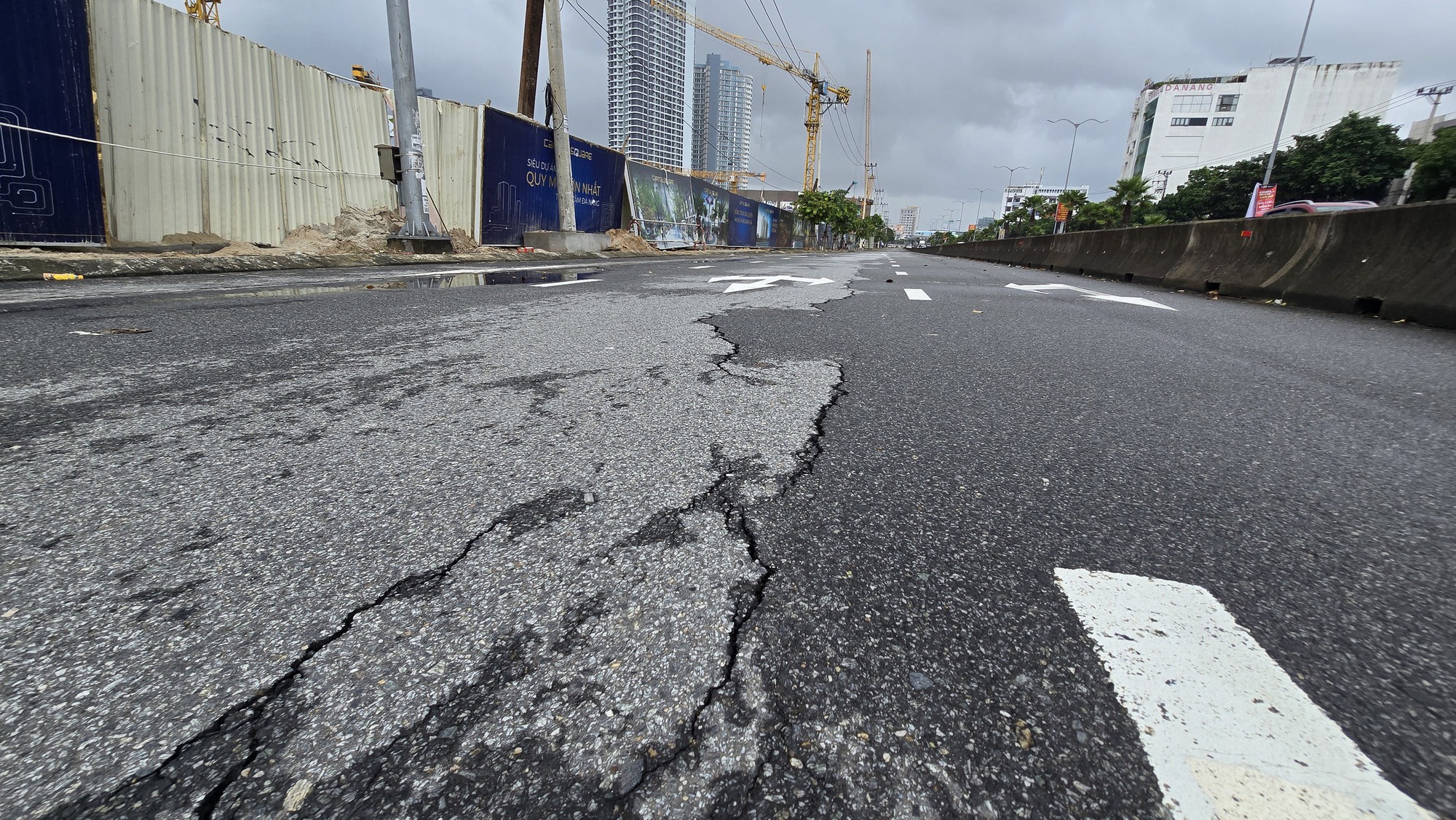 Vụ “hố tử thần” ở trung tâm Đà Nẵng: Tiếp tục phát hiện nhiều vết nứt trên mặt đường- Ảnh 2.