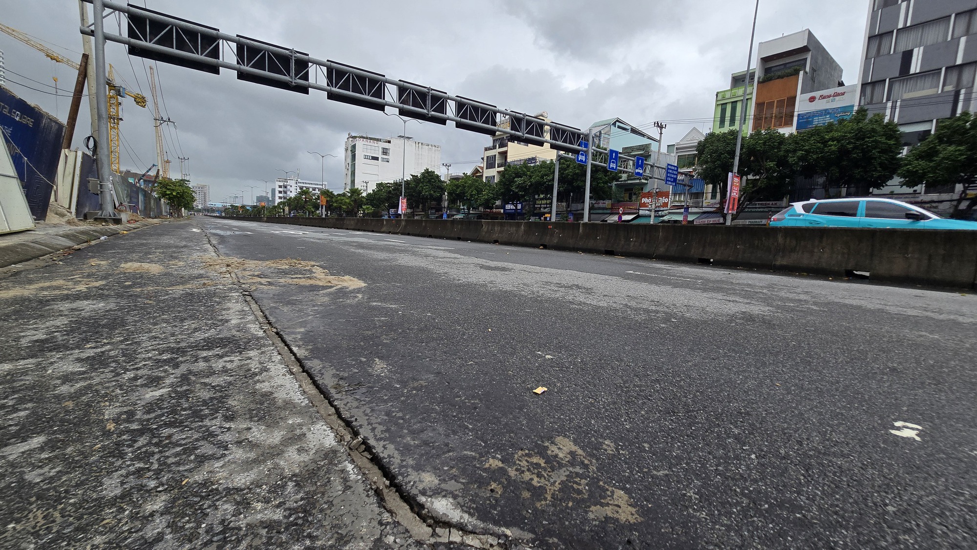 Vụ “hố tử thần” ở trung tâm Đà Nẵng: Tiếp tục phát hiện nhiều vết nứt trên mặt đường- Ảnh 4.
