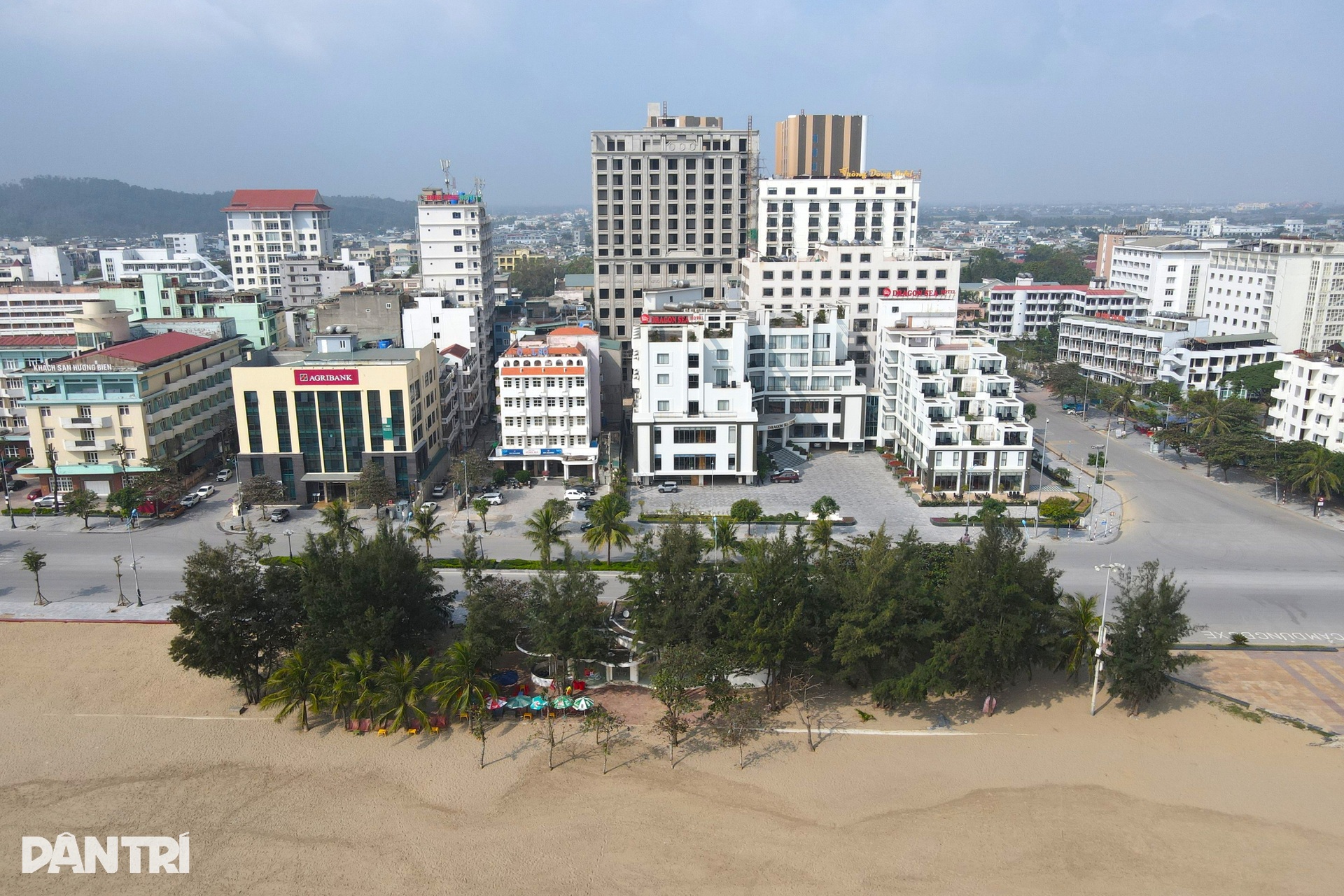 Loạt công trình FLC chuyển giao cho Sầm Sơn tơi tả, hoang tàn trên bãi biển - 2