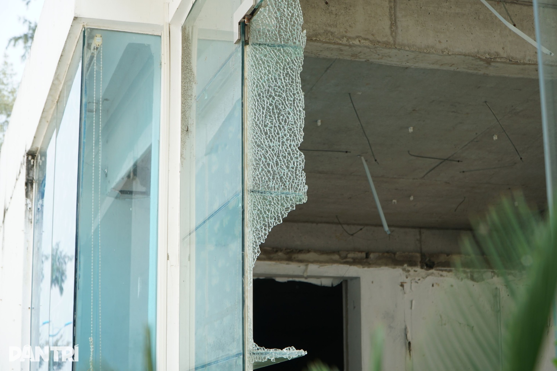 Loạt công trình FLC chuyển giao cho Sầm Sơn tơi tả, hoang tàn trên bãi biển - 8