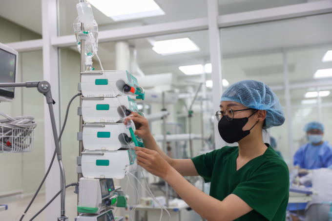 Bác sĩ, nhân viên y tế điều trị cho bệnh nhân tại phòng Hồi sức tích cực, bệnh viện Quân y 175, tháng 11/2025. Ảnh: Quỳnh Trần