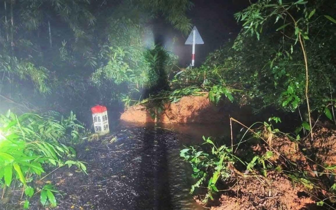 Đất đá ập xuống trên đèo Gia Bắc qua xã Sơn Điền, tỉnh Lâm Đồng, tối 3/12. Ảnh: Sơn Điền