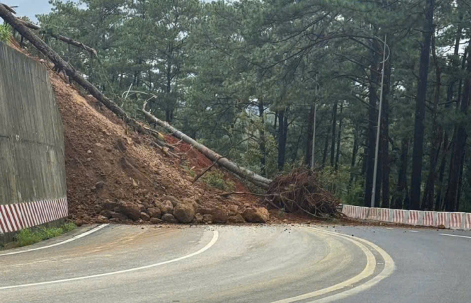 Đèo Prenn bị sạt lở trưa 4/12. Ảnh: Khánh Hương