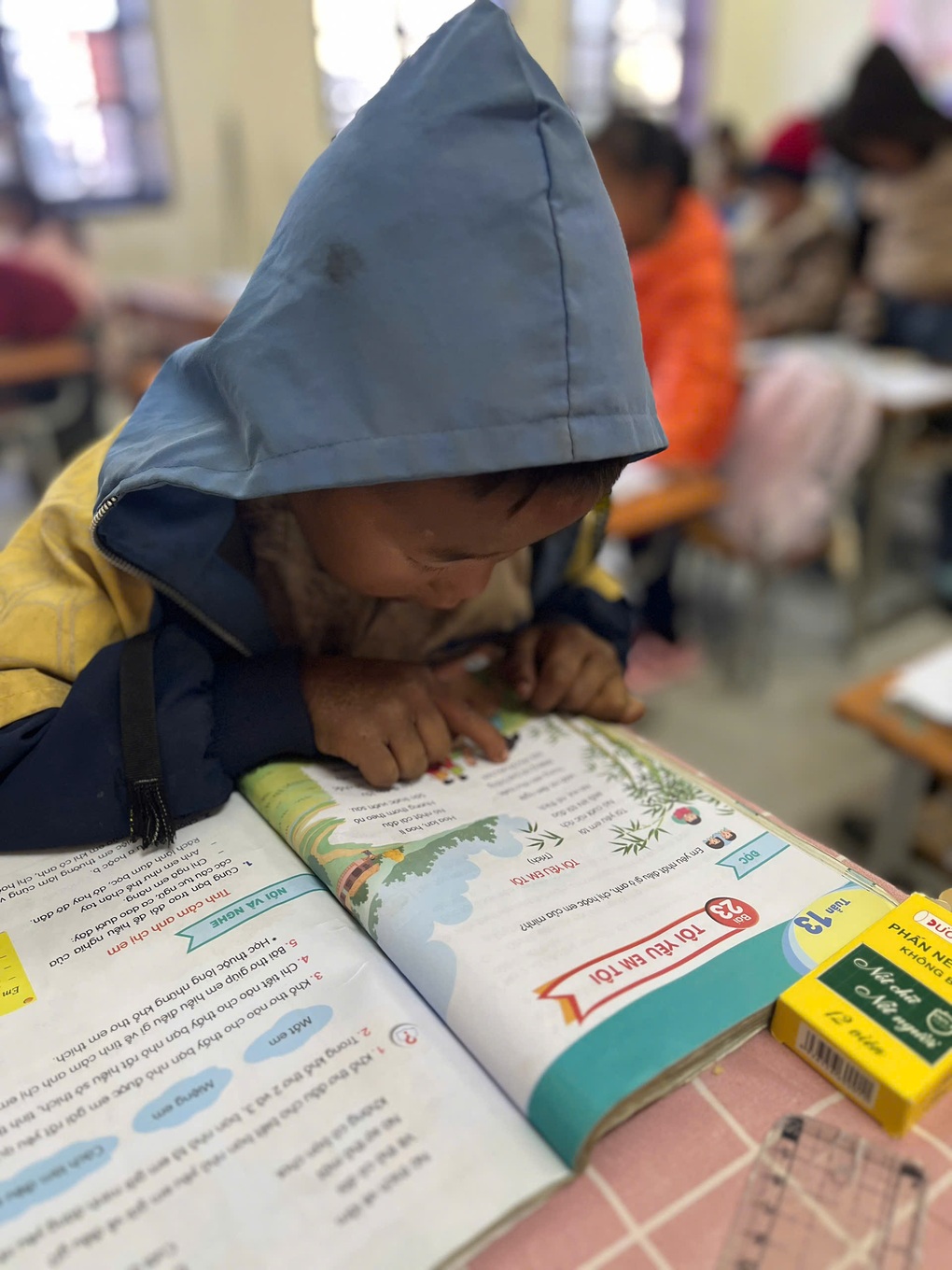 Phía sau bức ảnh bàn tay bé 8 tuổi ở vùng cao khiến triệu người lay động - 2