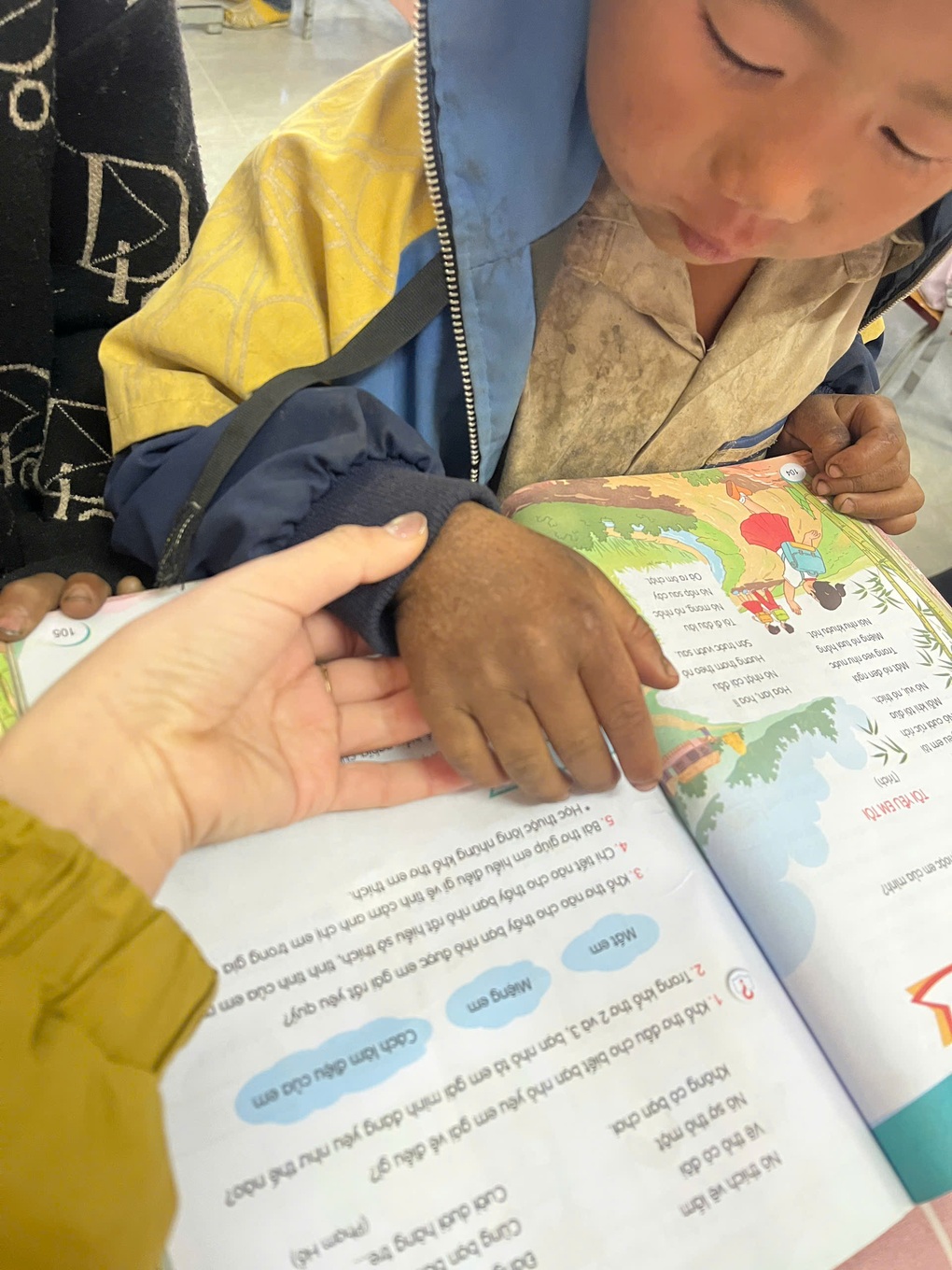 Phía sau bức ảnh bàn tay bé 8 tuổi ở vùng cao khiến triệu người lay động - 3