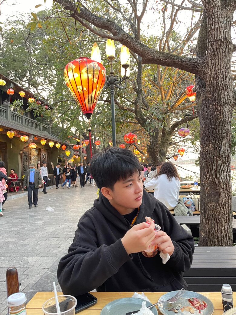 Mai Hồ cho biết con trai lạnh lùng trước ống kính nhưng tính cách khá lầy lội.