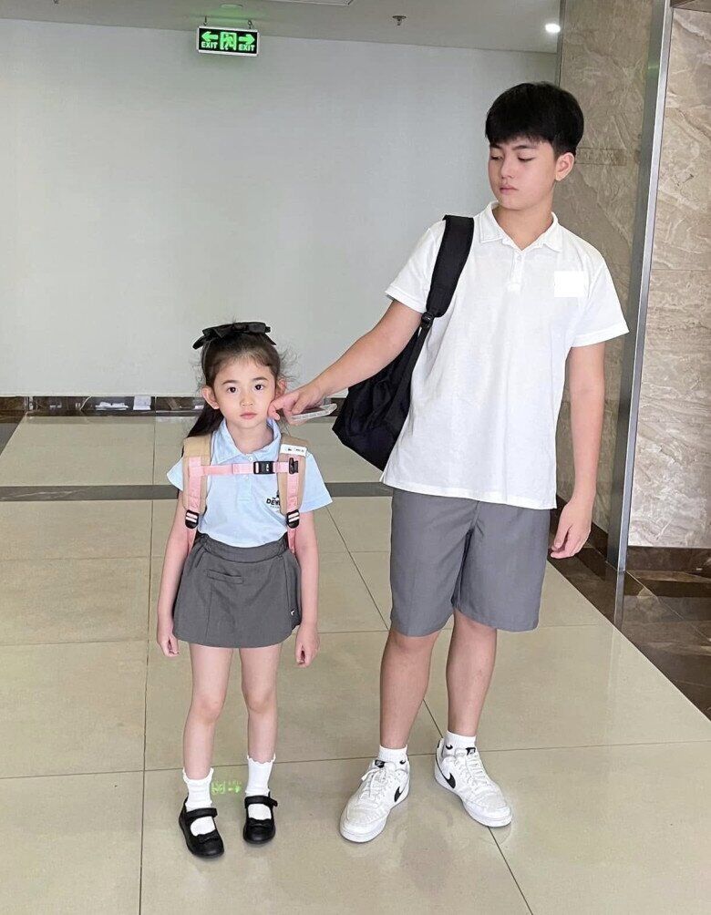 Nam Phong rất thân thiết bên em gái Mai Vi.