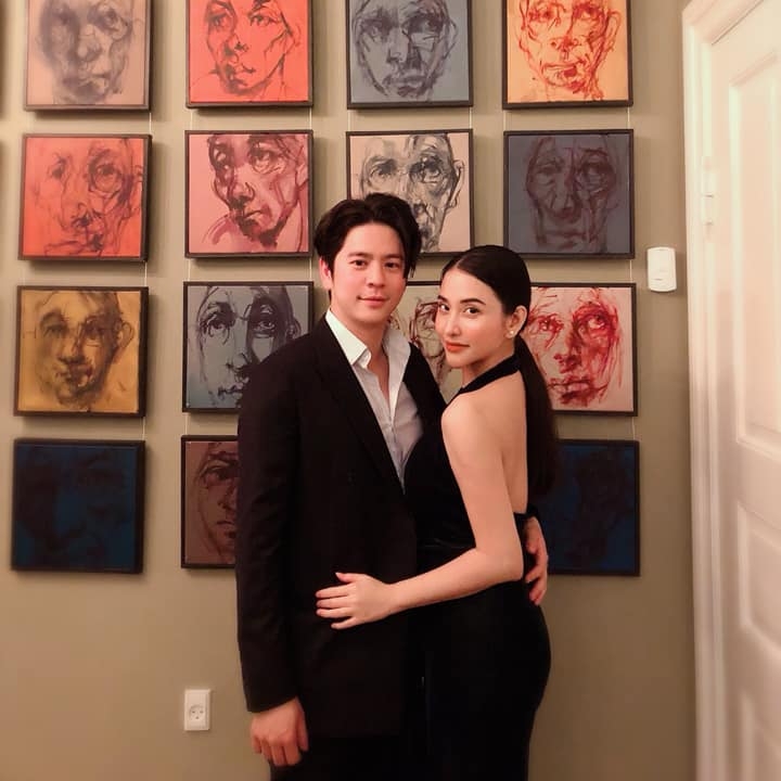 Doanh nhân Nam Bùi luôn giữ thói quen chụp ảnh ôm eo vợ.