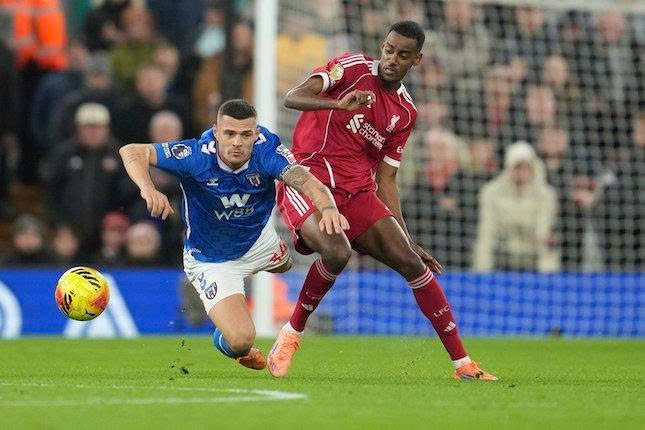 Van Dijk và cái bóng nhạt nhòa của chính mình 2 Van Dijk và cái bóng nhạt nhòa của chính mình - Ảnh 2.