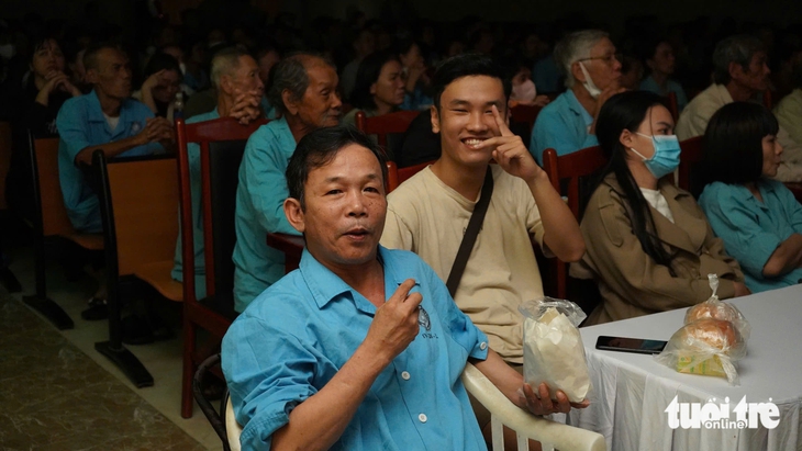 Cựu chiến binh nghẹn ngào xem Mưa đỏ trong bệnh viện - Ảnh 4.