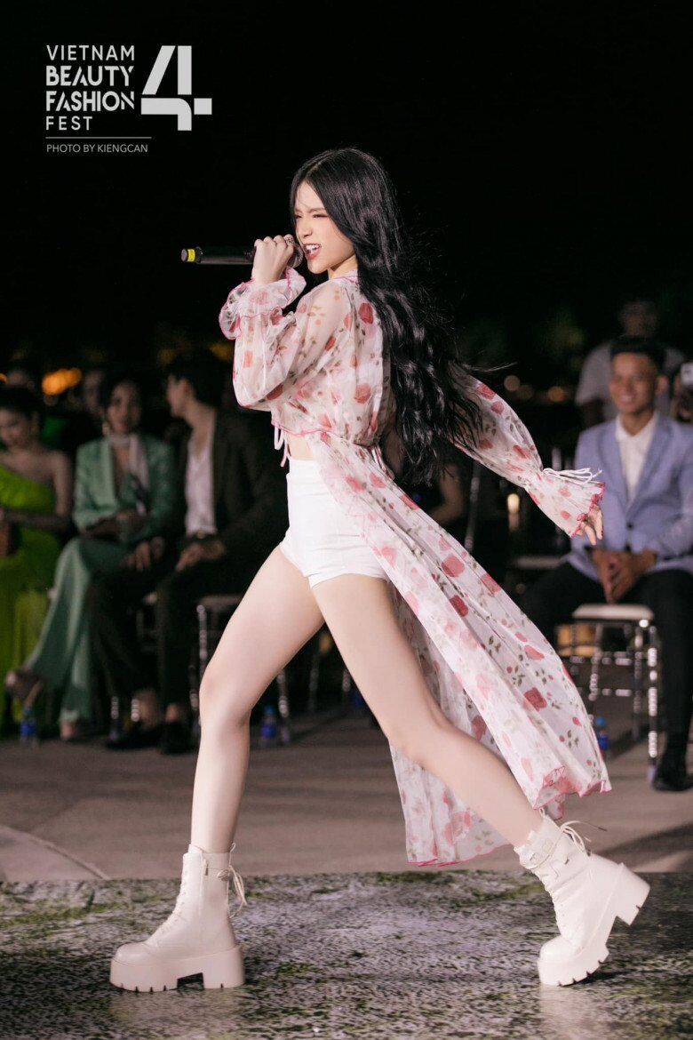 Cô cũng từng bước chứng minh năng lực khi lấn sân sang nhiều lĩnh vực như ca hát, KOL hay người mẫu ảnh, tạo dựng dấu ấn riêng trong giới giải trí.