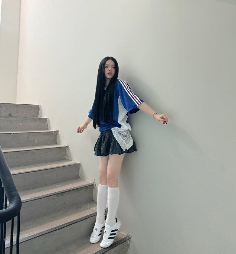 Không sở hữu đôi chân quá dài nhưng nhờ biết cách ăn mặc và sở hữu tỷ lệ cơ thể đẹp nên cô nàng luôn tự tin trong từng khung hình. Làn da trắng mịn cũng là lợi thế để người đẹp thử nghiệm nhiều phong cách.