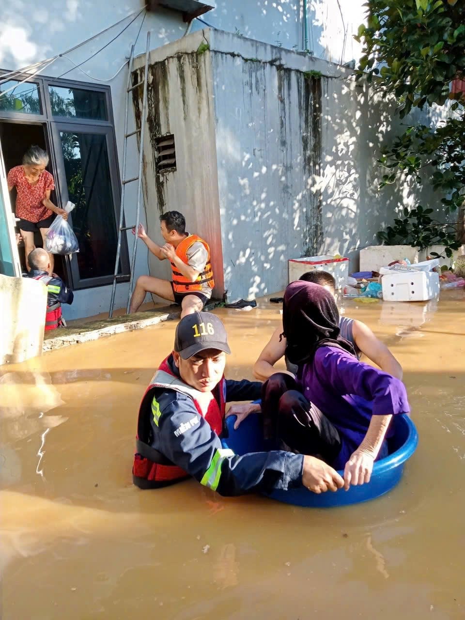 1764835436 946 Khi nhung nguoi tu te gap nhau dung luc