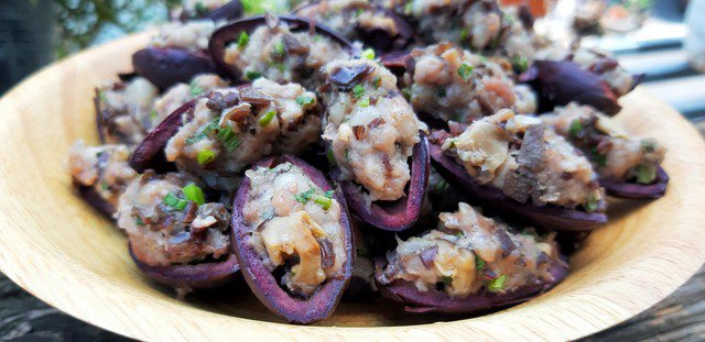 Trám đen nhồi thịt thơm ngon.