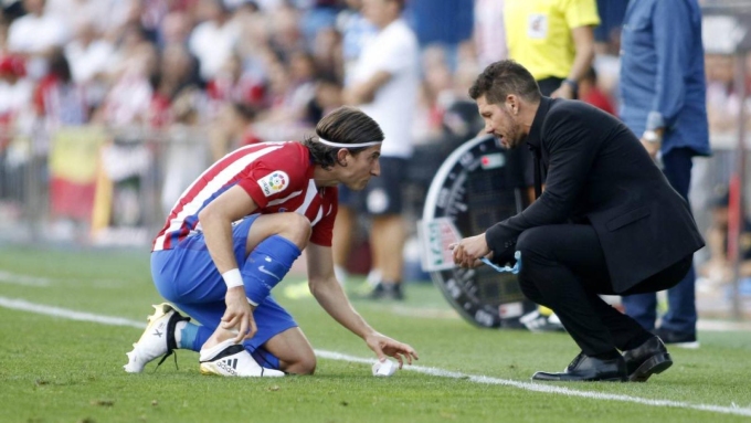 Luis khi còn làm việc dưới trướng Simeone ở Atletico Madrid. Ảnh: AP