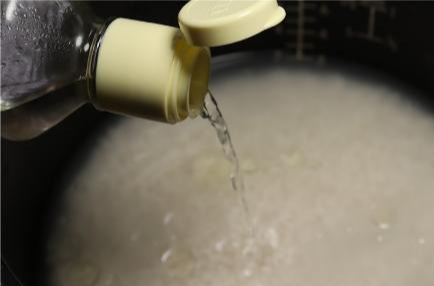 Nấu cơm đừng chỉ cho nước: Thêm đúng 2 thứ này, cơm dẻo ngon gấp 10- Ảnh 2.