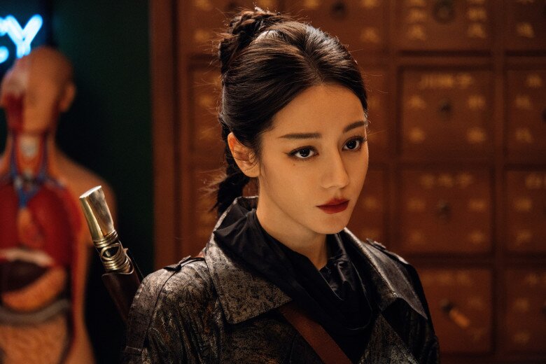 Đất Xanh Sinh Cú: Phim hot nhưng lượt xem lao dốc, Địch Lệ Nhiệt Ba "vướng dớp" đóng vai gì cũng thất bại 3 Nhiếp Cửu La (Địch Lệ Nhiệt Ba) là hậu duệ của tổ chức Thợ Săn Nam Sơn.